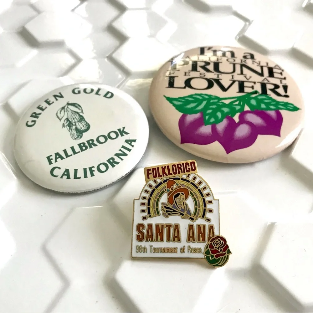 Vintage 80’s California souvenir enamel pin button